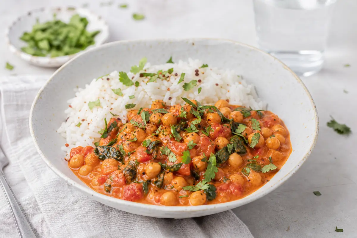Kikärtor i kryddig curry och tomatsås
