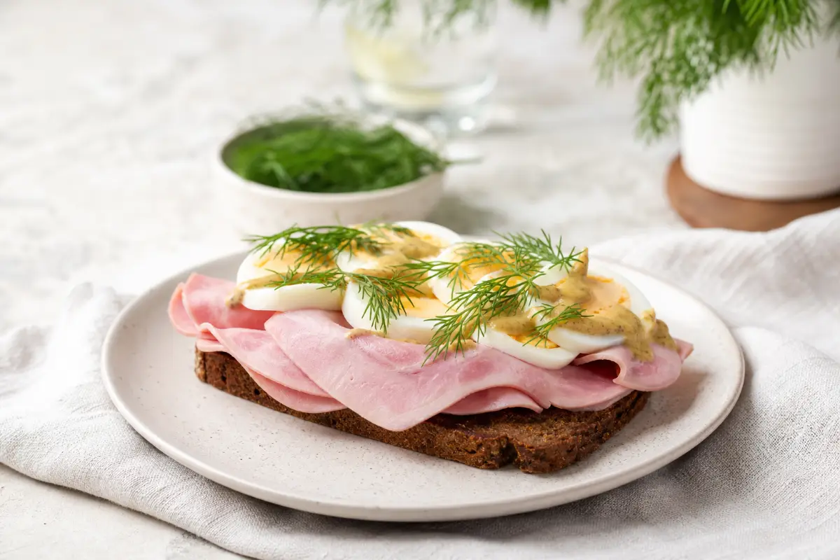 Klassisk skinkmacka med ägg och senap